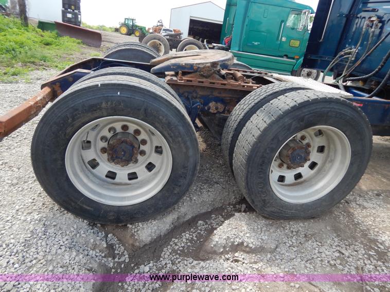 image for item H3373 1994 Volvo WIA semi truck