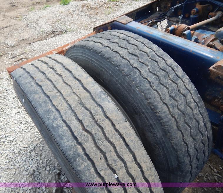 image for item H3373 1994 Volvo WIA semi truck