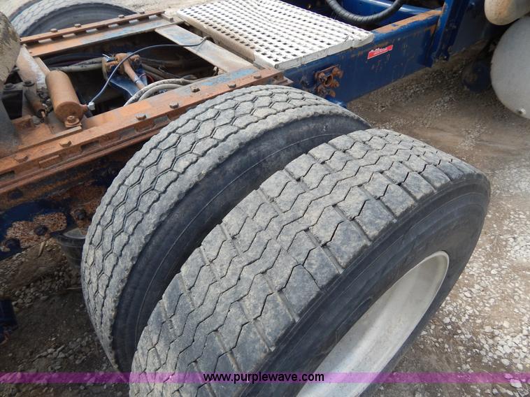 image for item H3373 1994 Volvo WIA semi truck