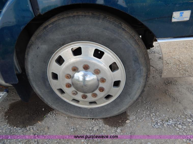 image for item H3373 1994 Volvo WIA semi truck