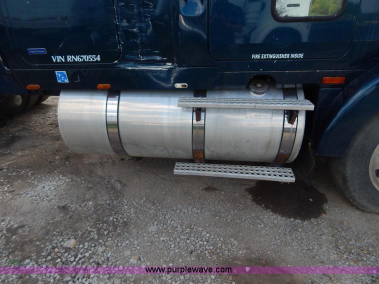 image for item H3373 1994 Volvo WIA semi truck