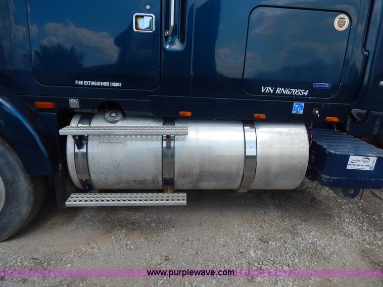 image for item H3373 1994 Volvo WIA semi truck