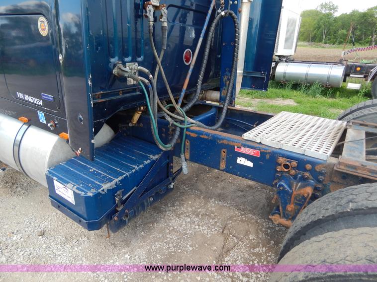 image for item H3373 1994 Volvo WIA semi truck