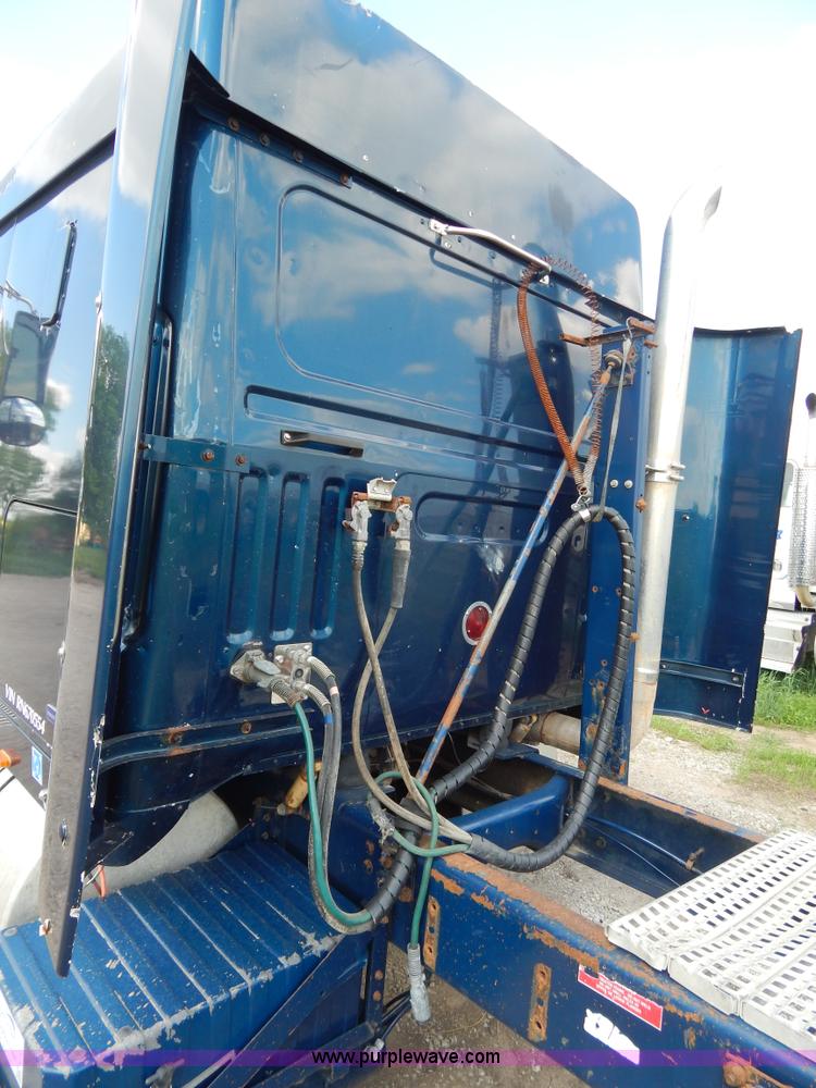 image for item H3373 1994 Volvo WIA semi truck