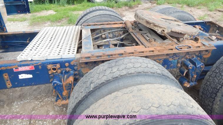 image for item H3373 1994 Volvo WIA semi truck