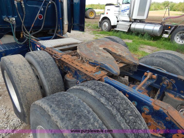 image for item H3373 1994 Volvo WIA semi truck