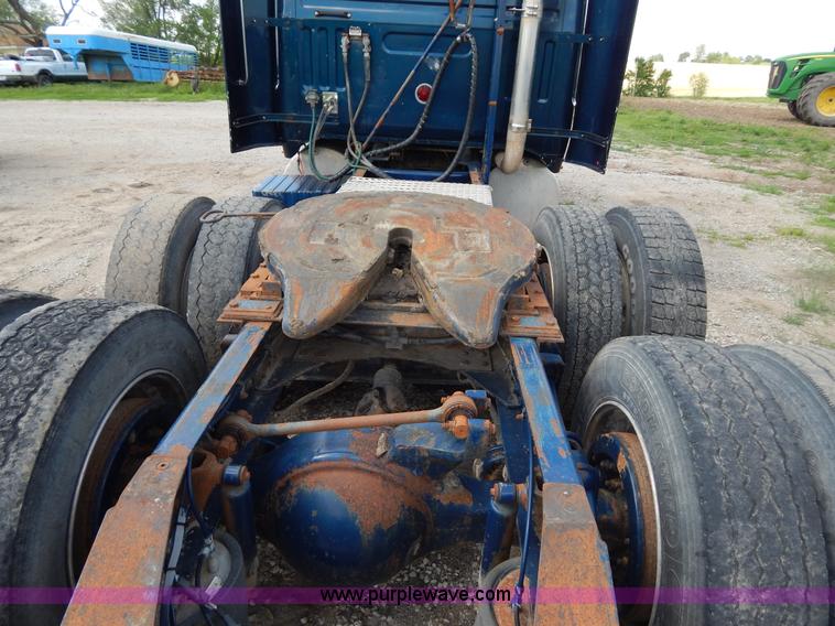 image for item H3373 1994 Volvo WIA semi truck