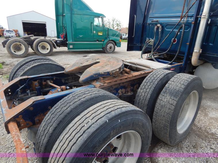 image for item H3373 1994 Volvo WIA semi truck