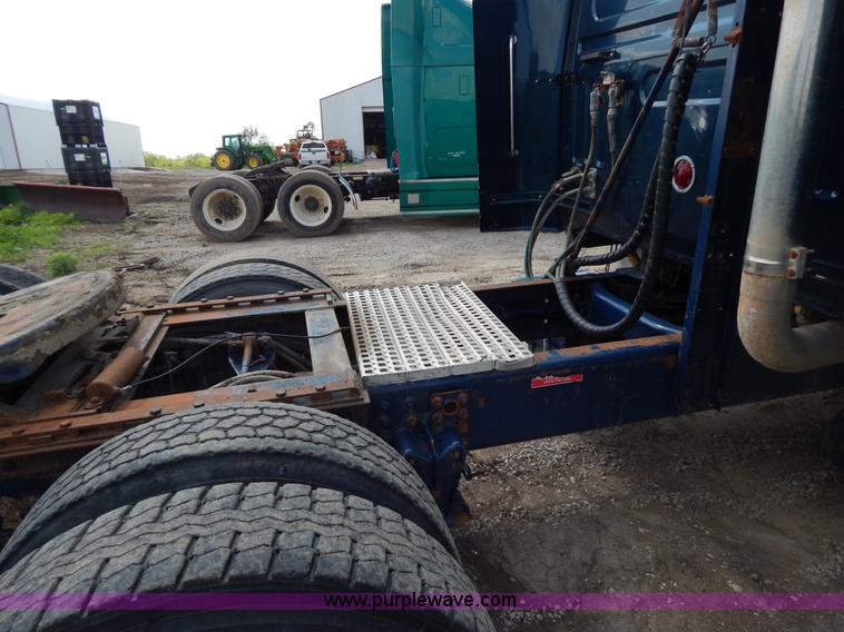 image for item H3373 1994 Volvo WIA semi truck