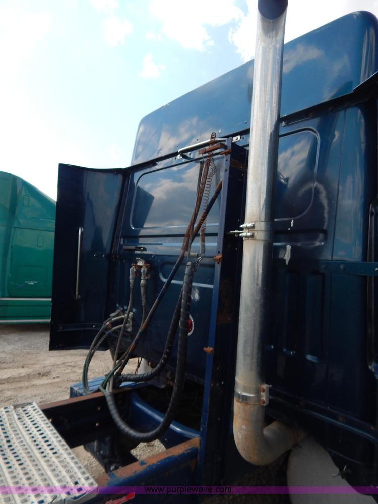 image for item H3373 1994 Volvo WIA semi truck