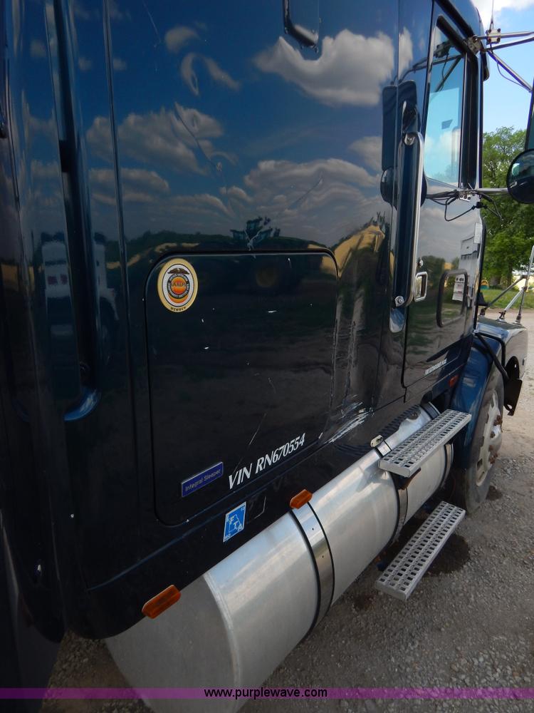 image for item H3373 1994 Volvo WIA semi truck