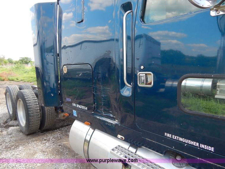 image for item H3373 1994 Volvo WIA semi truck