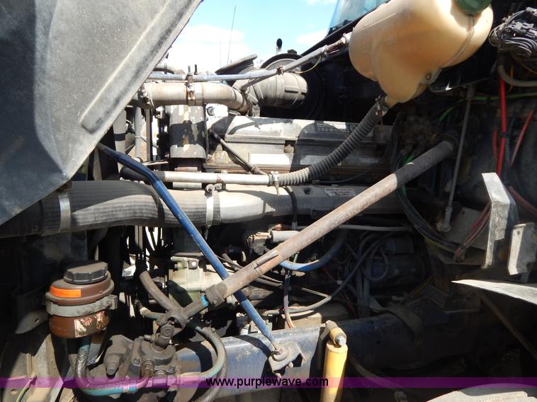 image for item H3373 1994 Volvo WIA semi truck