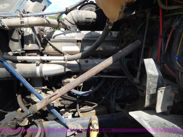 image for item H3373 1994 Volvo WIA semi truck