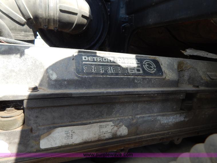 image for item H3373 1994 Volvo WIA semi truck