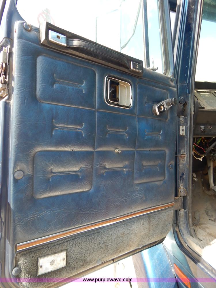 image for item H3373 1994 Volvo WIA semi truck