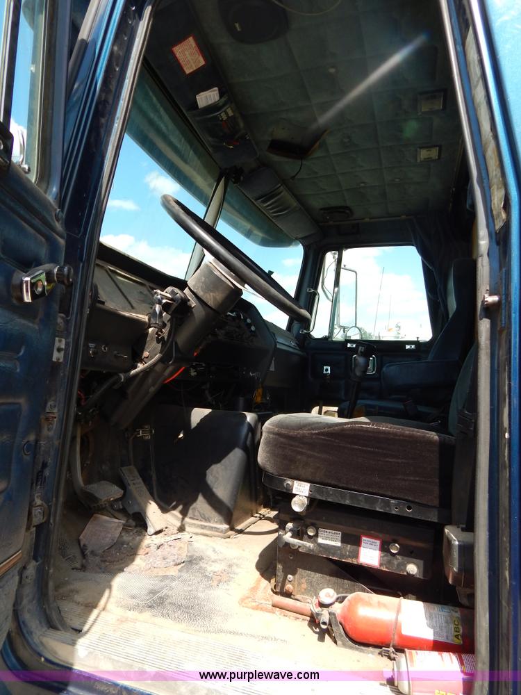 image for item H3373 1994 Volvo WIA semi truck