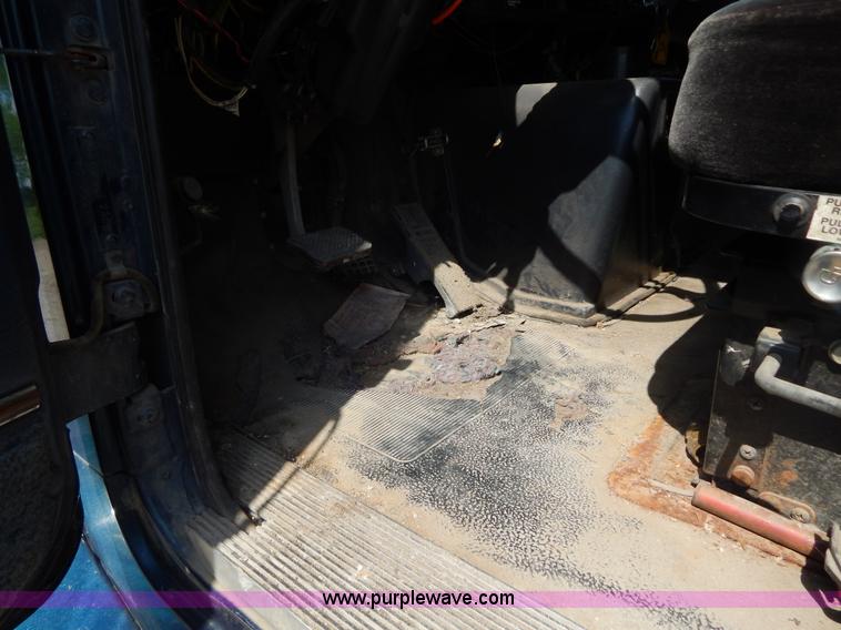 image for item H3373 1994 Volvo WIA semi truck