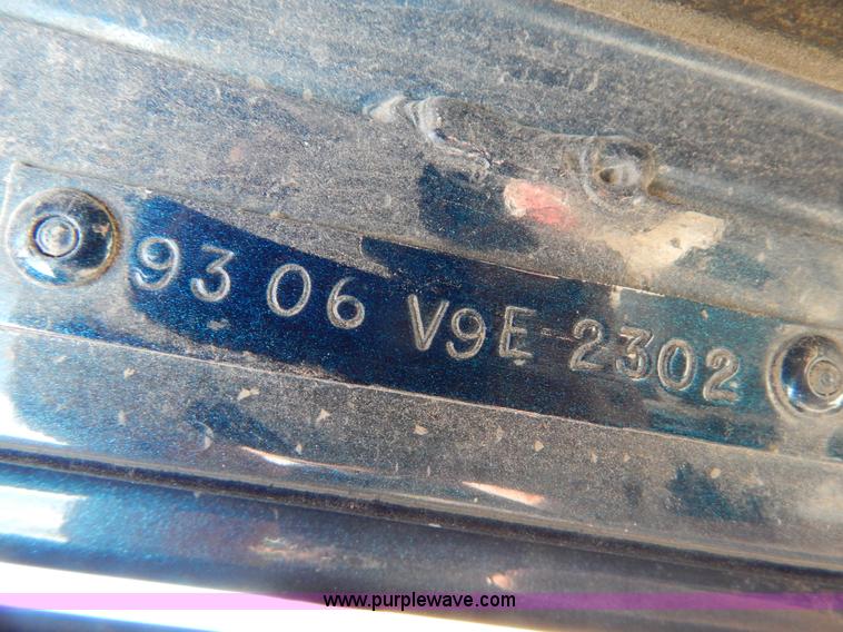 image for item H3373 1994 Volvo WIA semi truck