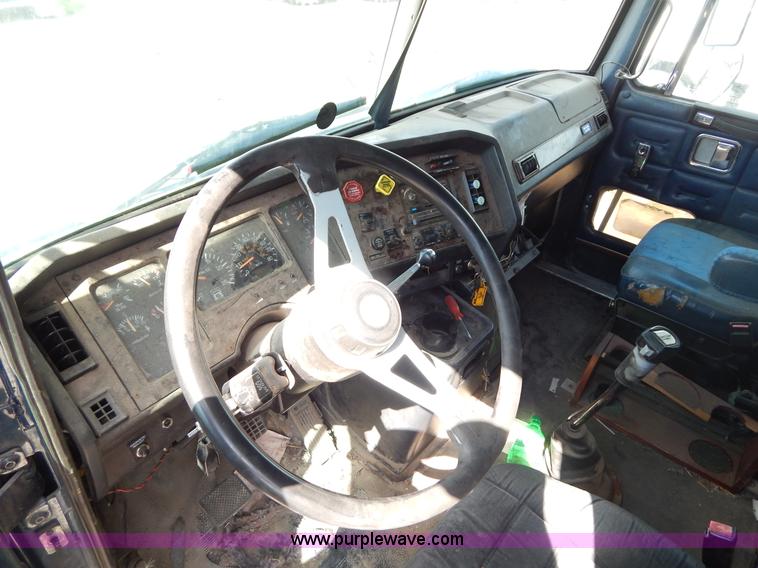 image for item H3373 1994 Volvo WIA semi truck