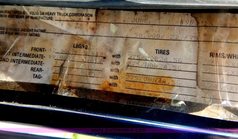 image for item H3373 1994 Volvo WIA semi truck