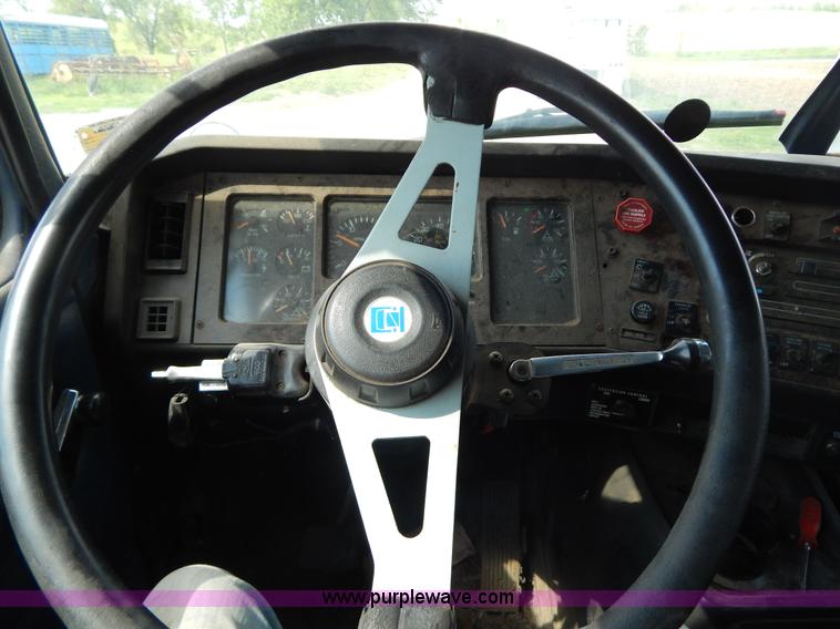 image for item H3373 1994 Volvo WIA semi truck