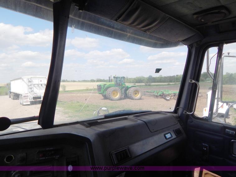 image for item H3373 1994 Volvo WIA semi truck