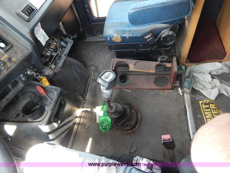 image for item H3373 1994 Volvo WIA semi truck