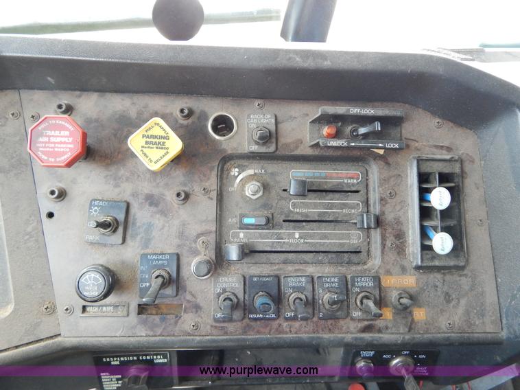 image for item H3373 1994 Volvo WIA semi truck