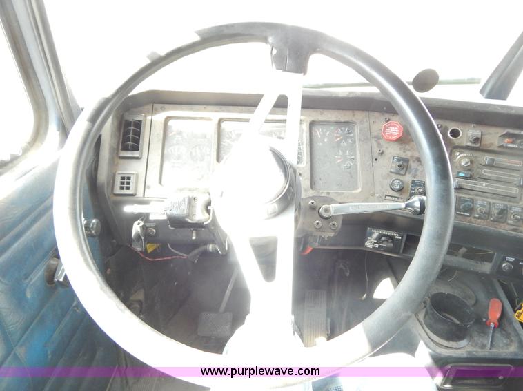 image for item H3373 1994 Volvo WIA semi truck