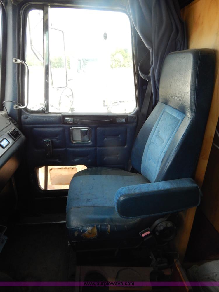 image for item H3373 1994 Volvo WIA semi truck