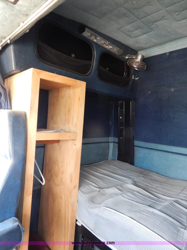 image for item H3373 1994 Volvo WIA semi truck