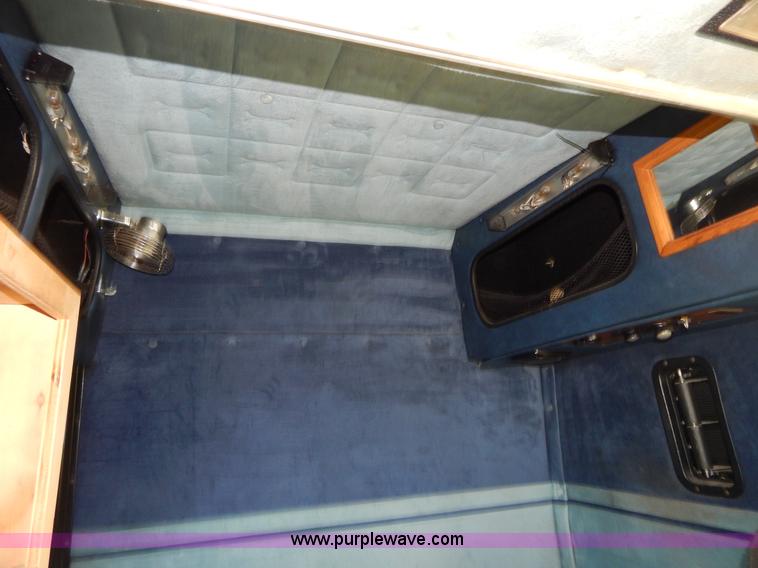 image for item H3373 1994 Volvo WIA semi truck