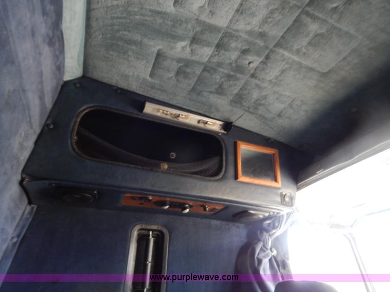 image for item H3373 1994 Volvo WIA semi truck