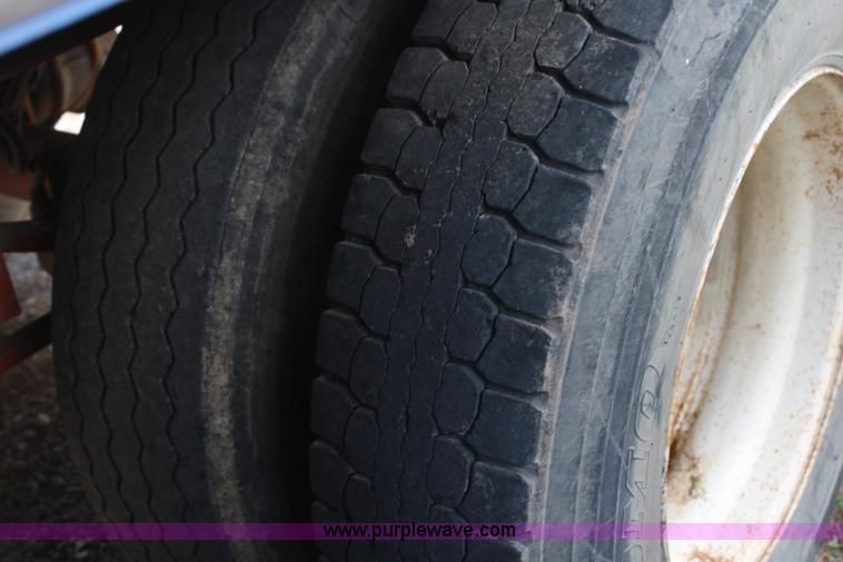 image for item H6050 2001 Stoughton container trailer with container