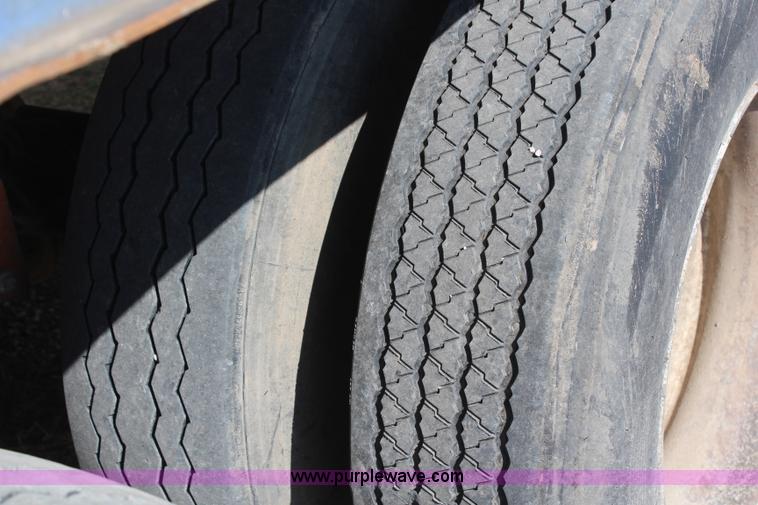 image for item H6050 2001 Stoughton container trailer with container