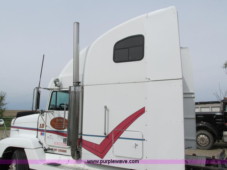 image for item I4176 1996 Freightliner FLD semi truck