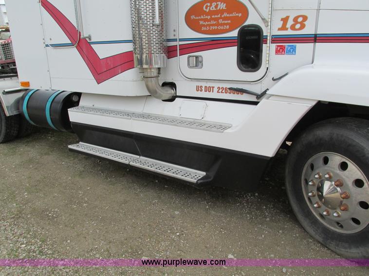 image for item I4176 1996 Freightliner FLD semi truck