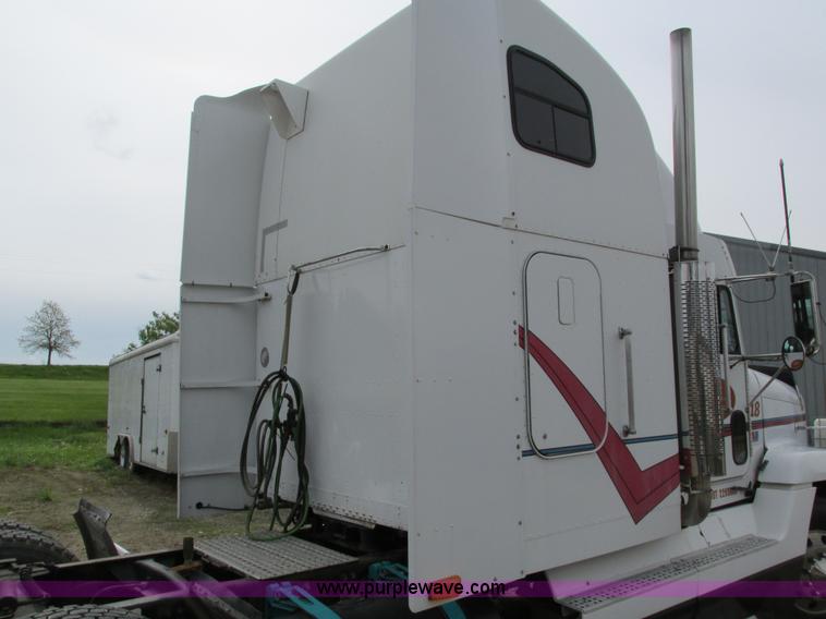 image for item I4176 1996 Freightliner FLD semi truck