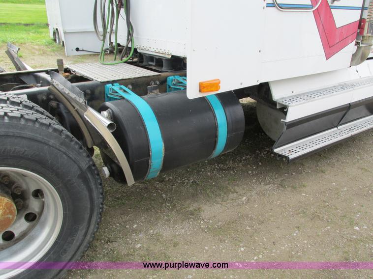 image for item I4176 1996 Freightliner FLD semi truck