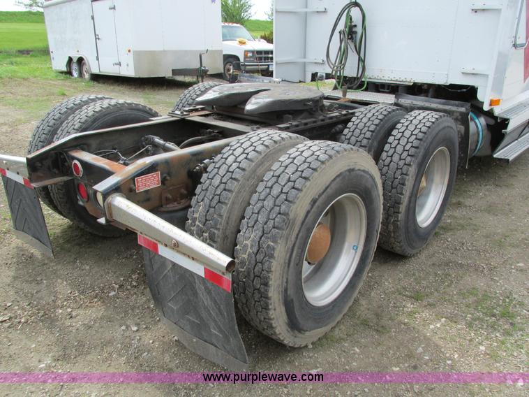 image for item I4176 1996 Freightliner FLD semi truck