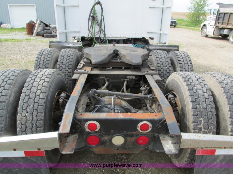 image for item I4176 1996 Freightliner FLD semi truck