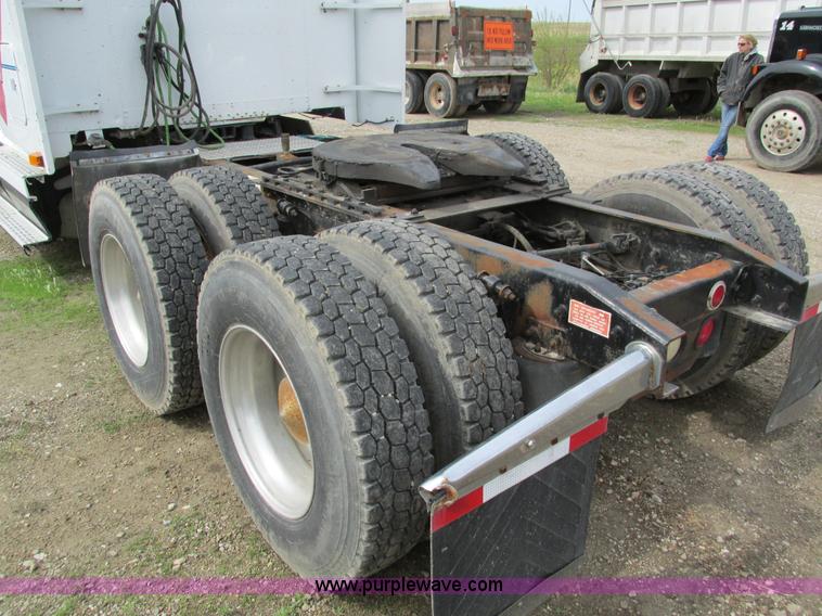 image for item I4176 1996 Freightliner FLD semi truck