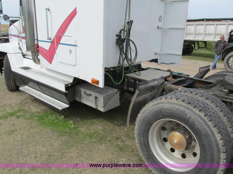 image for item I4176 1996 Freightliner FLD semi truck