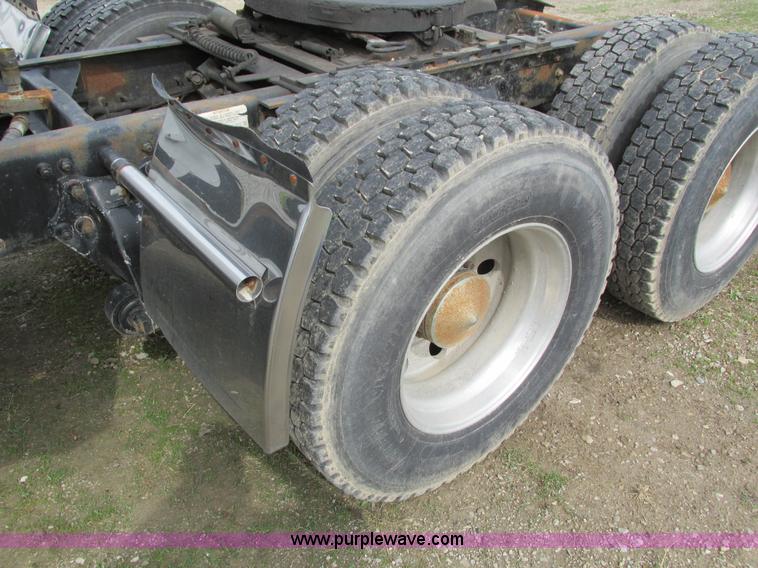 image for item I4176 1996 Freightliner FLD semi truck