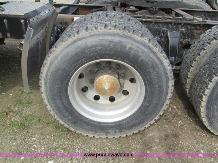 image for item I4176 1996 Freightliner FLD semi truck