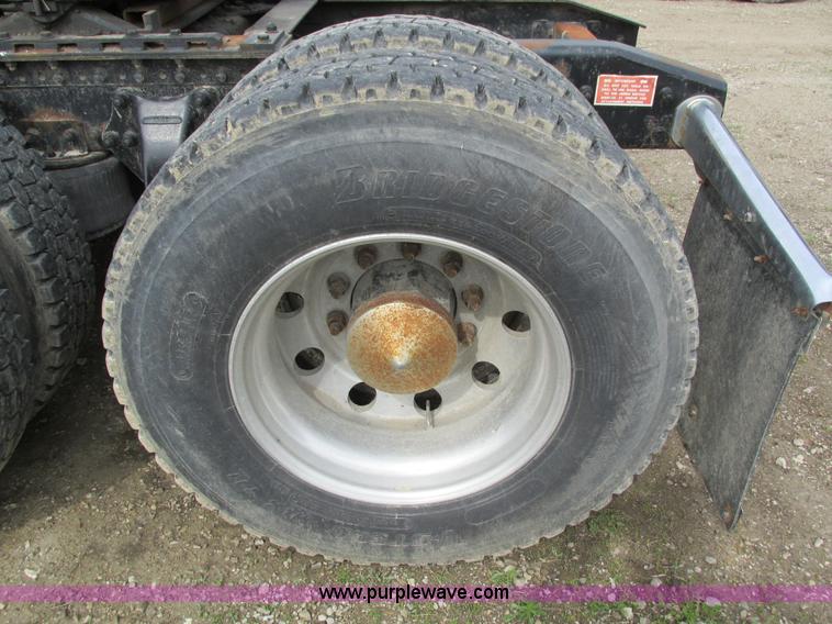 image for item I4176 1996 Freightliner FLD semi truck