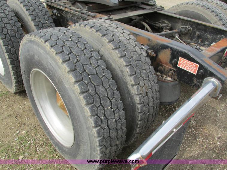 image for item I4176 1996 Freightliner FLD semi truck