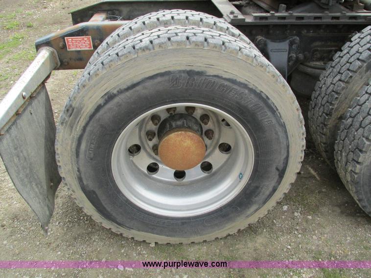 image for item I4176 1996 Freightliner FLD semi truck