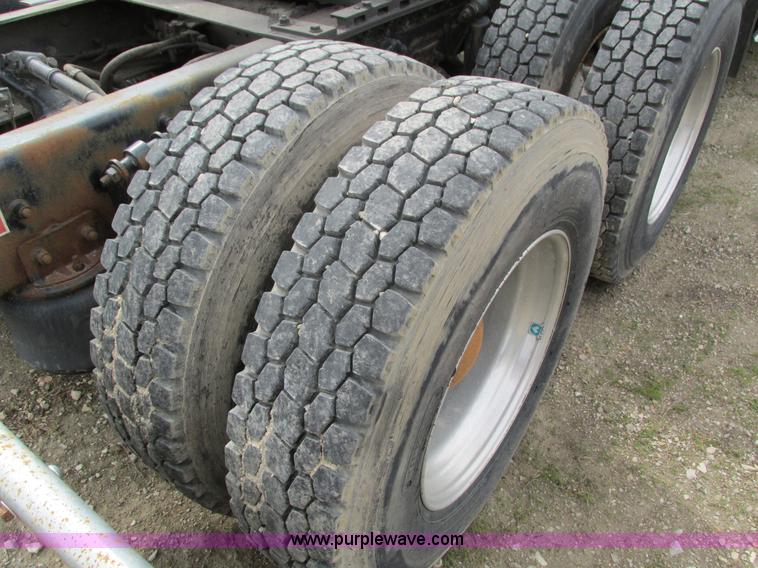 image for item I4176 1996 Freightliner FLD semi truck